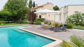 Villa avec jardin ombragé, piscine et parking